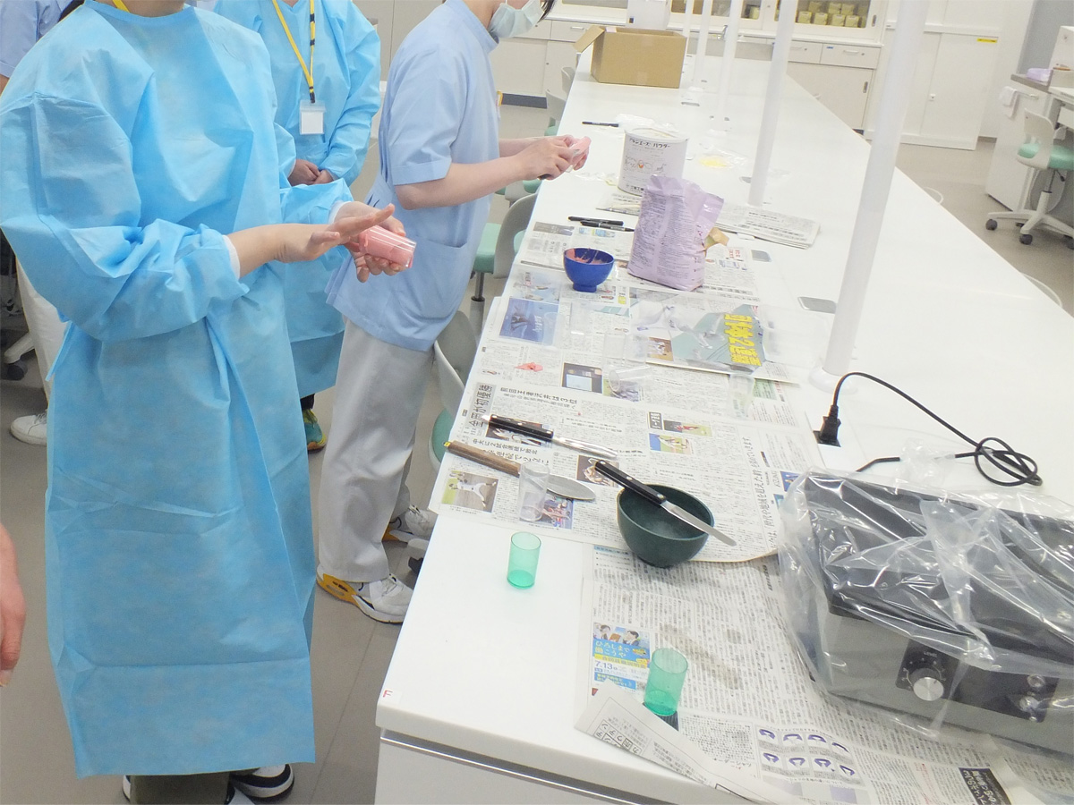 印象材を用いた指印象採得体験の様子