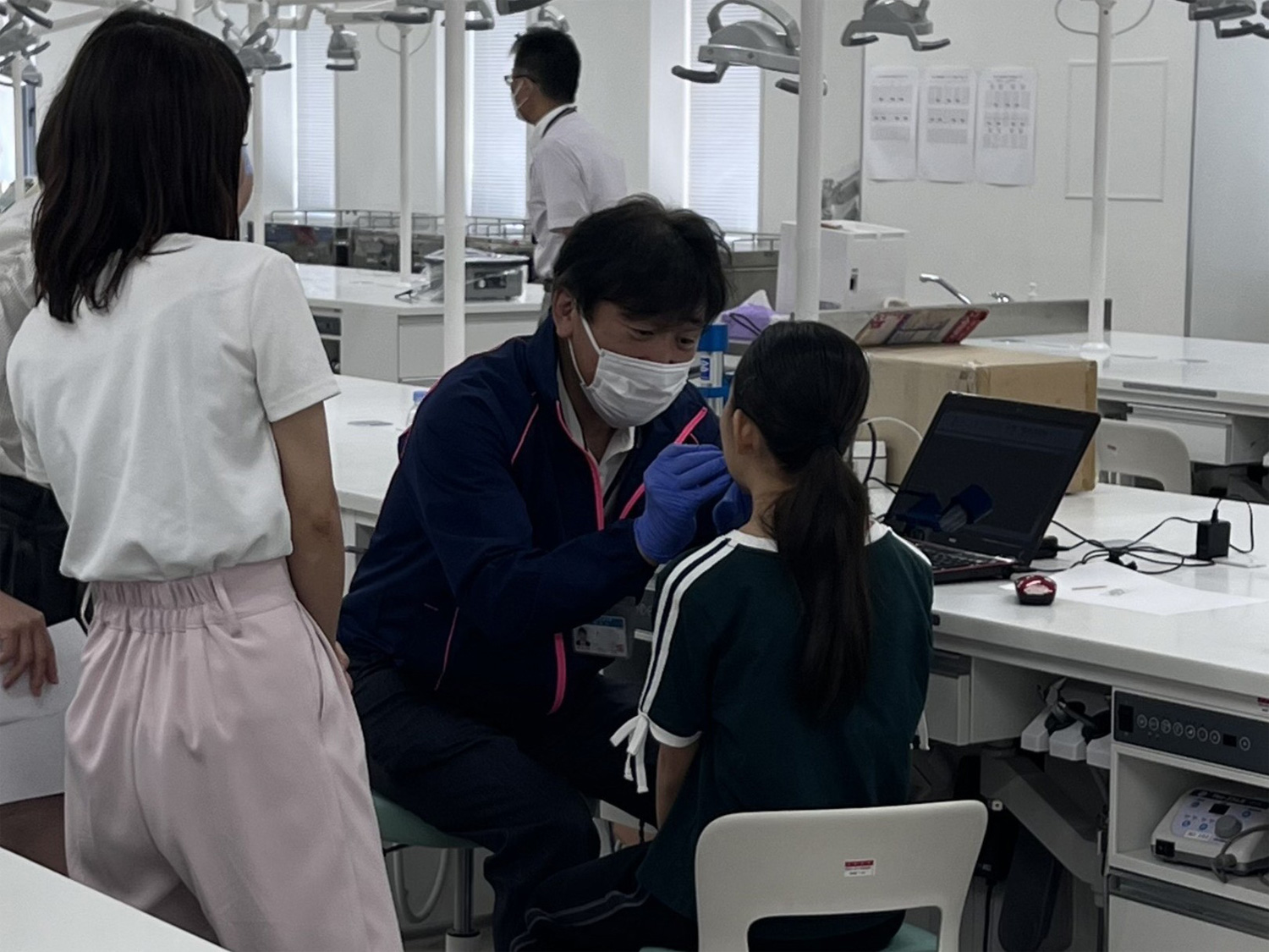 顕微鏡を用いた口腔内細菌観察体験の様子